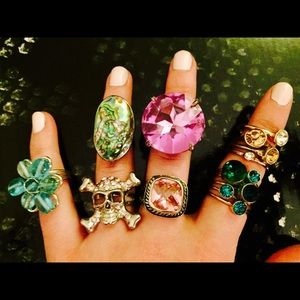 6 individual costume rings, 1 set of 4.